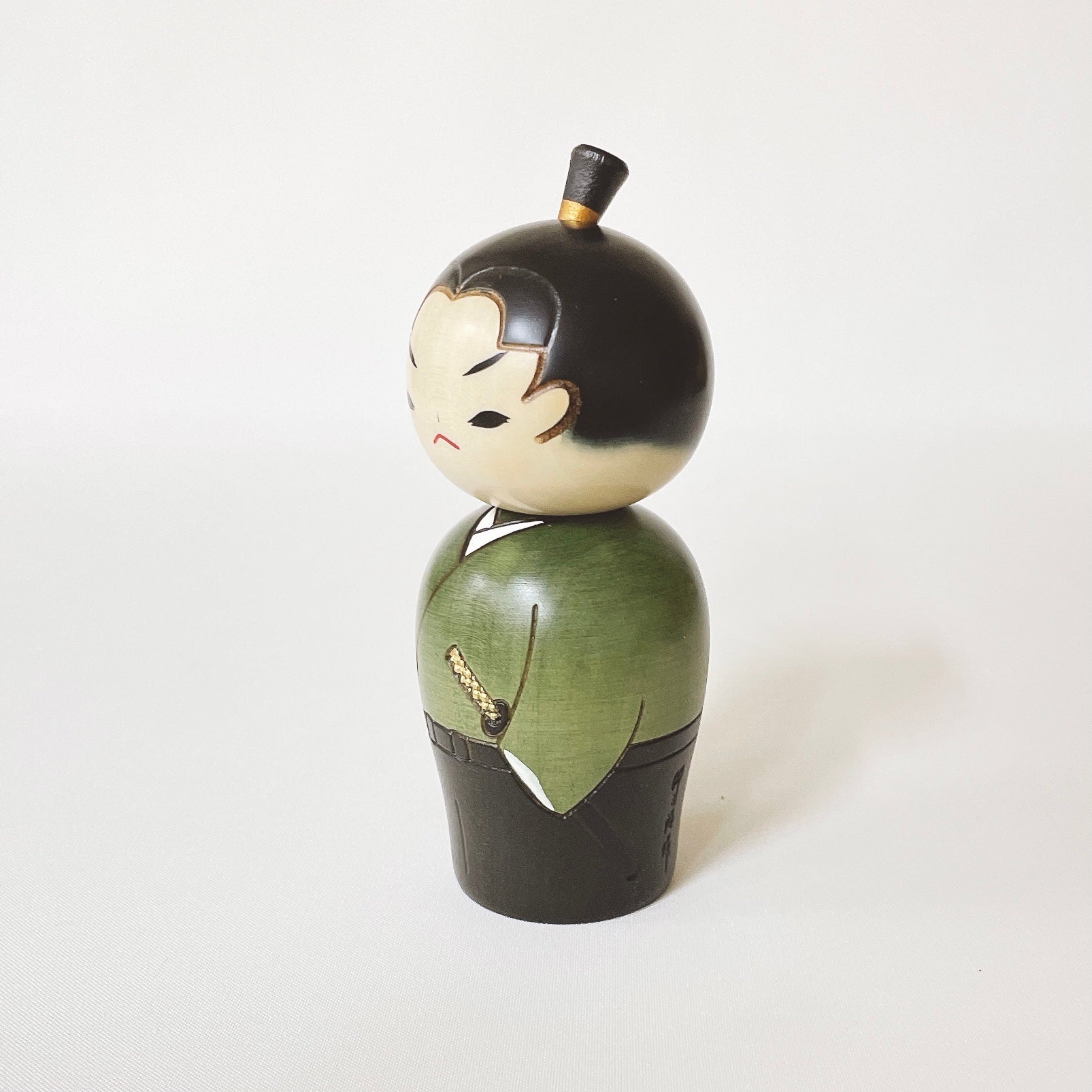 usaburo-kokeshi-waka-samurai-poup-e-jeune-samoura-14-5-cm image 2