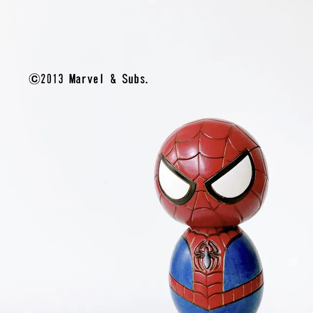 usaburo-kokeshi-spider-man-figurine-artisanale-12-cm image 1