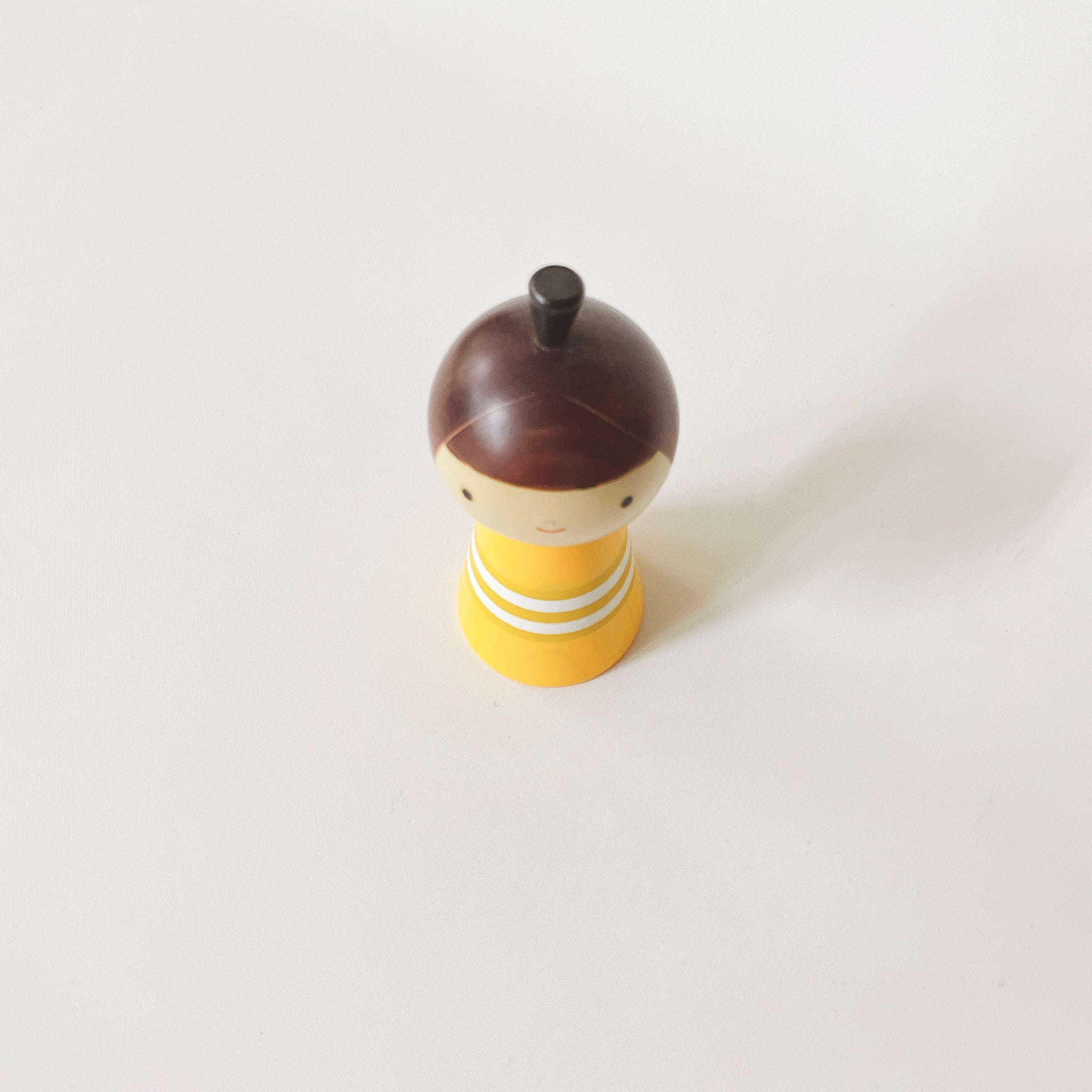 usaburo-kokeshi-nene-older-sister-poup-e-artisanale-13-5-cm-jaune image 5