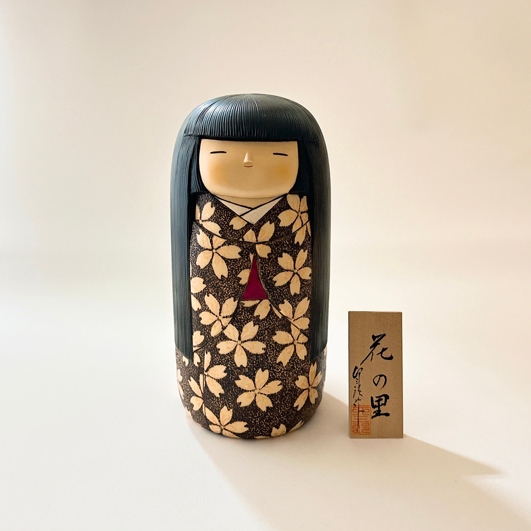 usaburo-kokeshi-hana-no-sato-champ-de-fleurs-yuji-okamoto-110-x-110-x-240-mm image 1