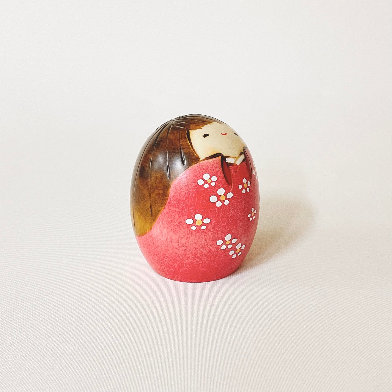usaburo-kokeshi-shiawase-bonheur-s-rose-figurine-yura-koro-oeuf-7-cm image 4