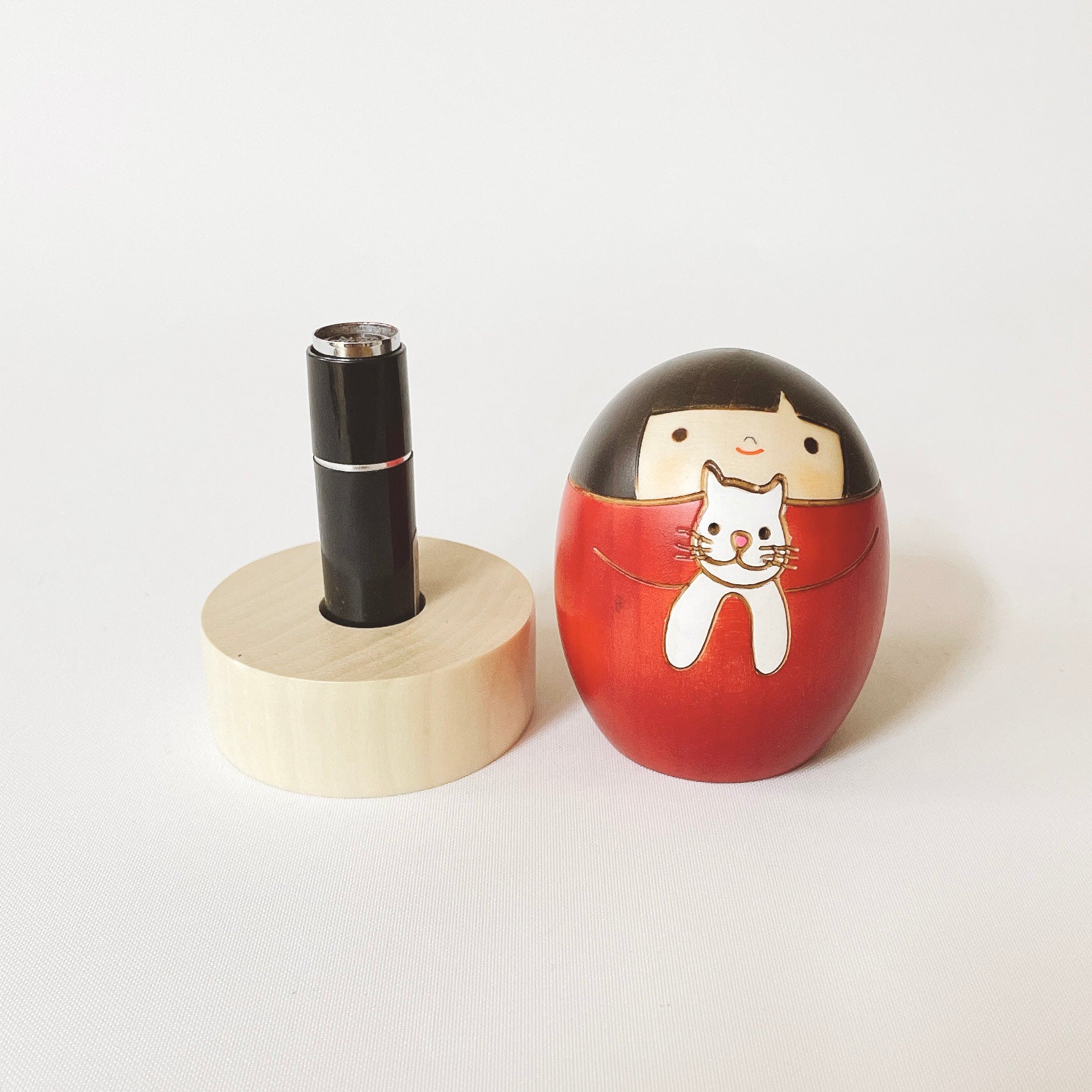 usaburo-kokeshi-neko-no-sally-chat-porte-tampon-en-bois-mizuki image 1