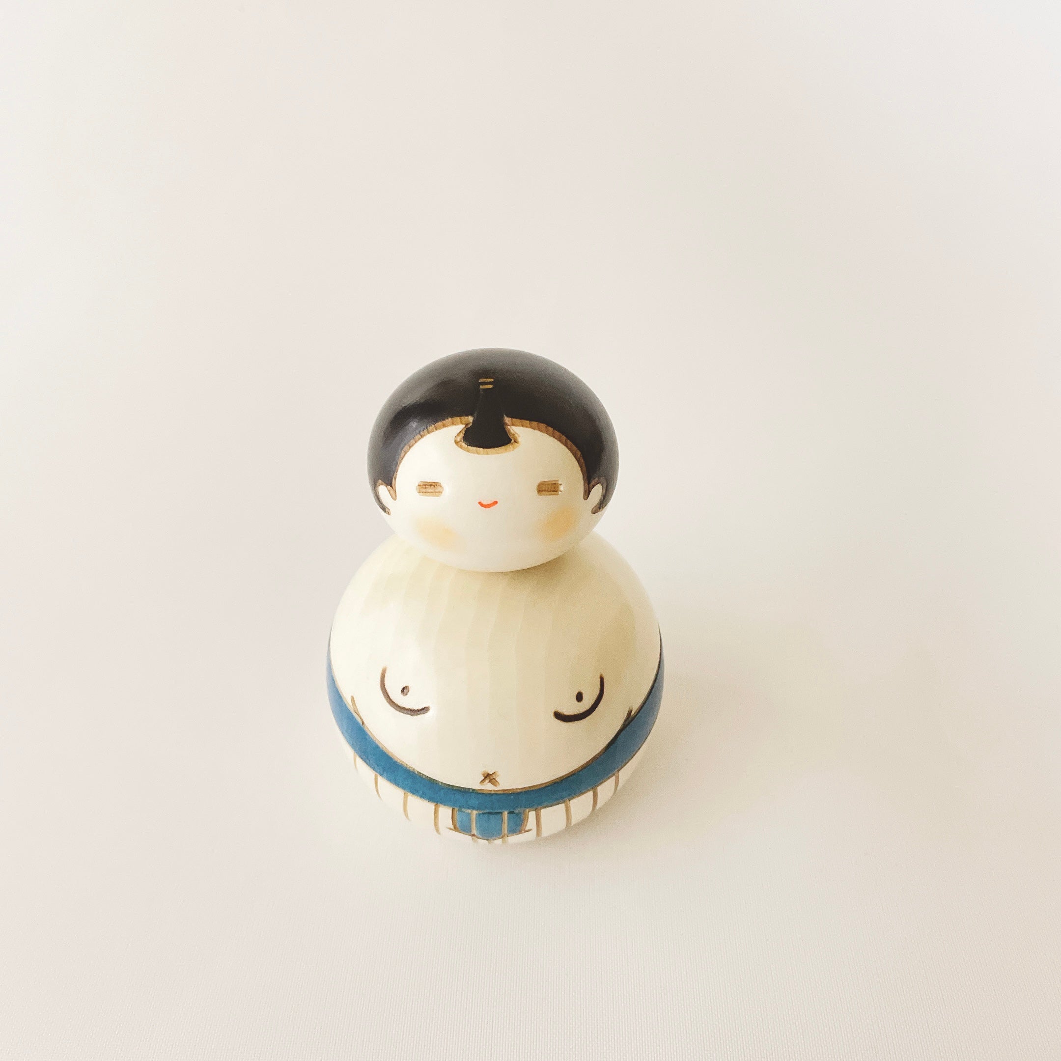 usaburo-kokeshi-osum-san-lutteur-sumo-bleu-figurine-artisanale-9-cm image 5
