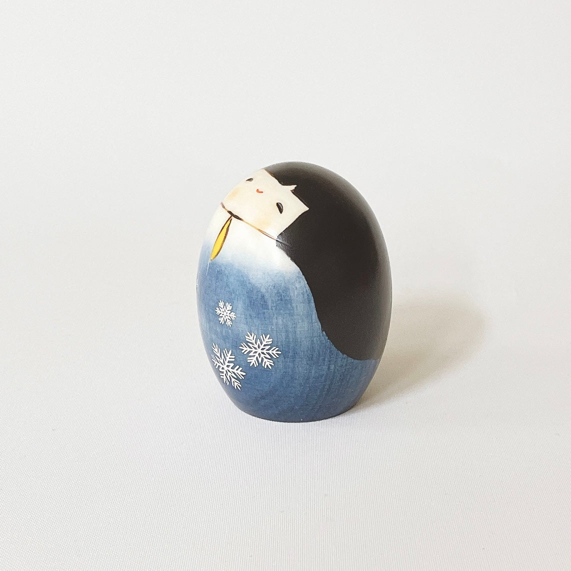 usaburo-kokeshi-yuki-no-sei-s-blue-figurine-miniature-artisanale-70-mm image 2