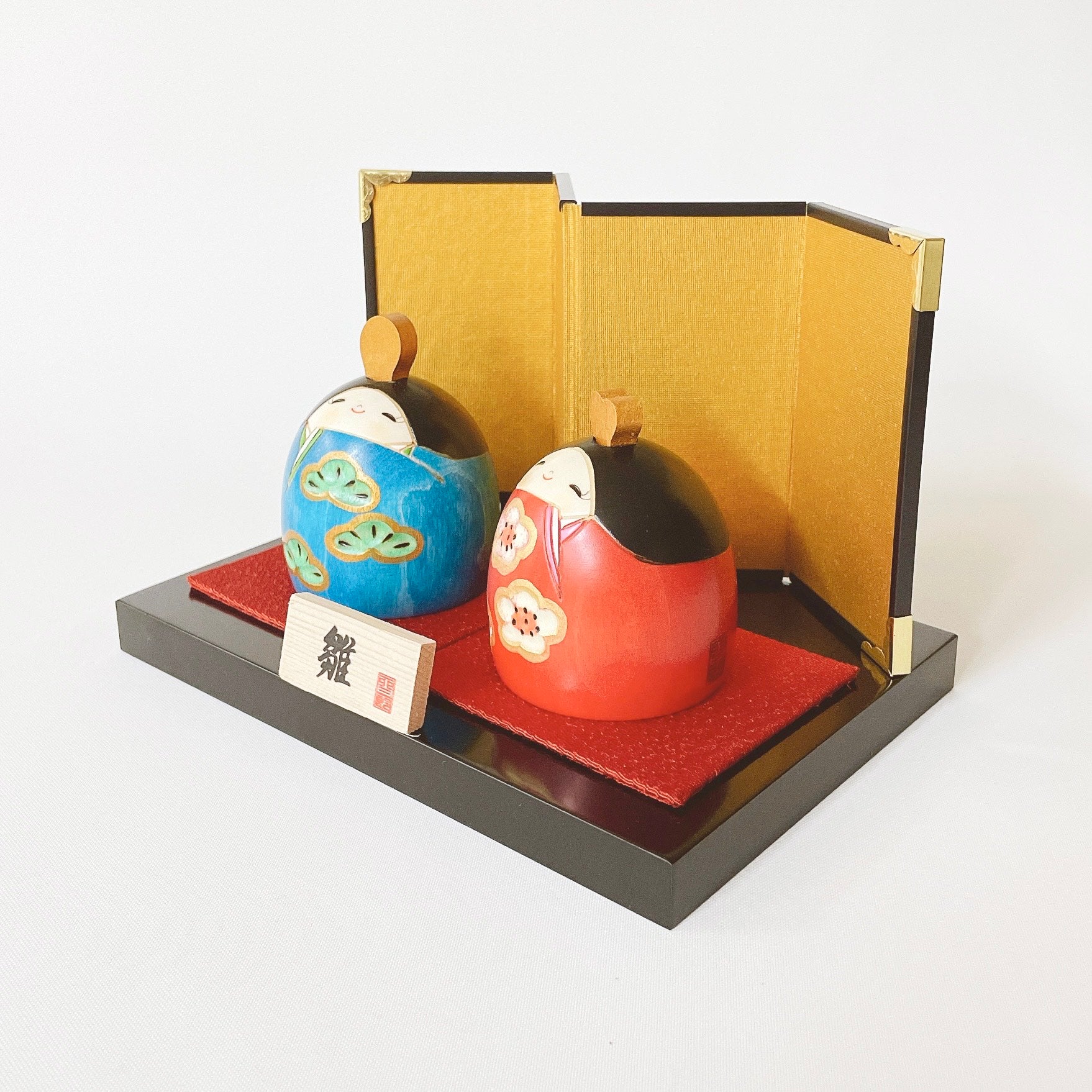 usaburo-kokeshi-warai-hina-set-poup-es-hina-sourire-7-cm-avec-d-cor image 2