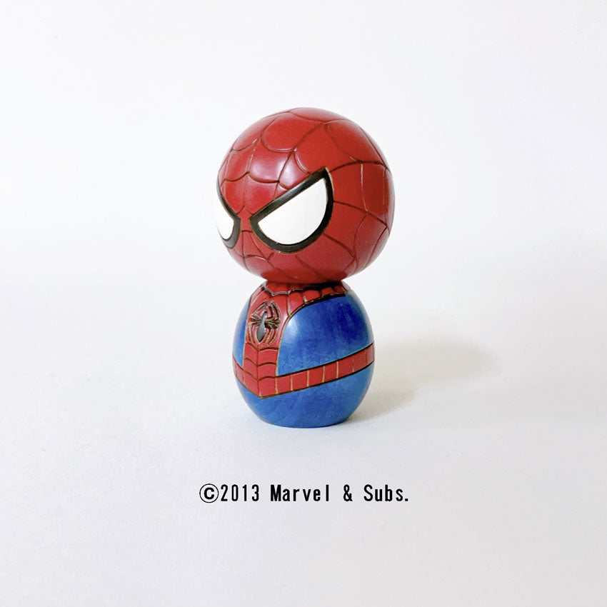 usaburo-kokeshi-spider-man-figurine-artisanale-12-cm image 2