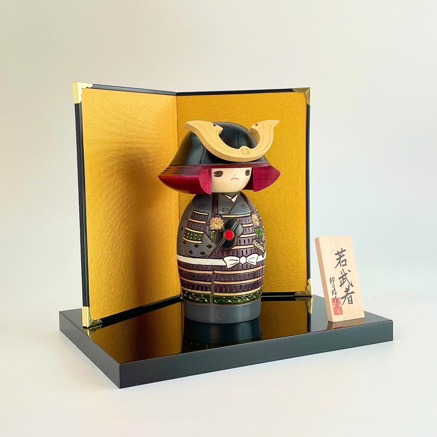 usaburo-kokeshi-waka-musha-jeune-samoura-feu-de-camp-set-artisanal-15-cm image 4