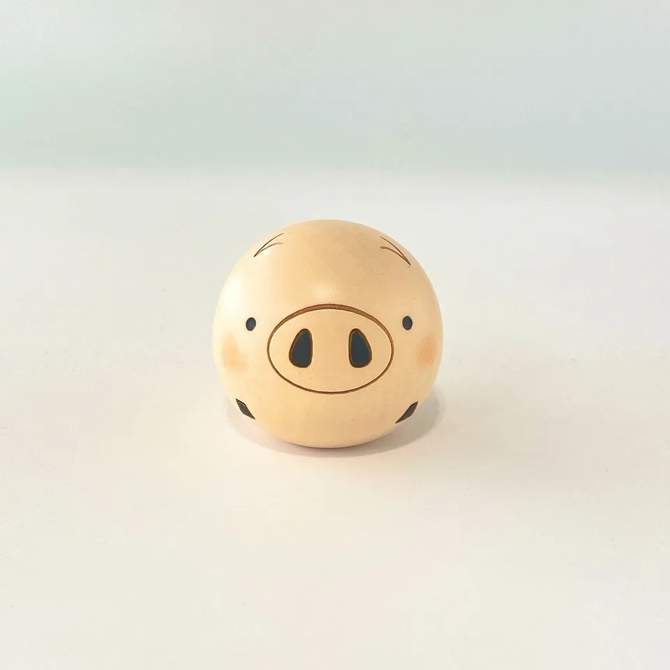usaburo-kokeshi-yurakoro-pig-figurine-miniature-roulante-cochon-en-bois image 1