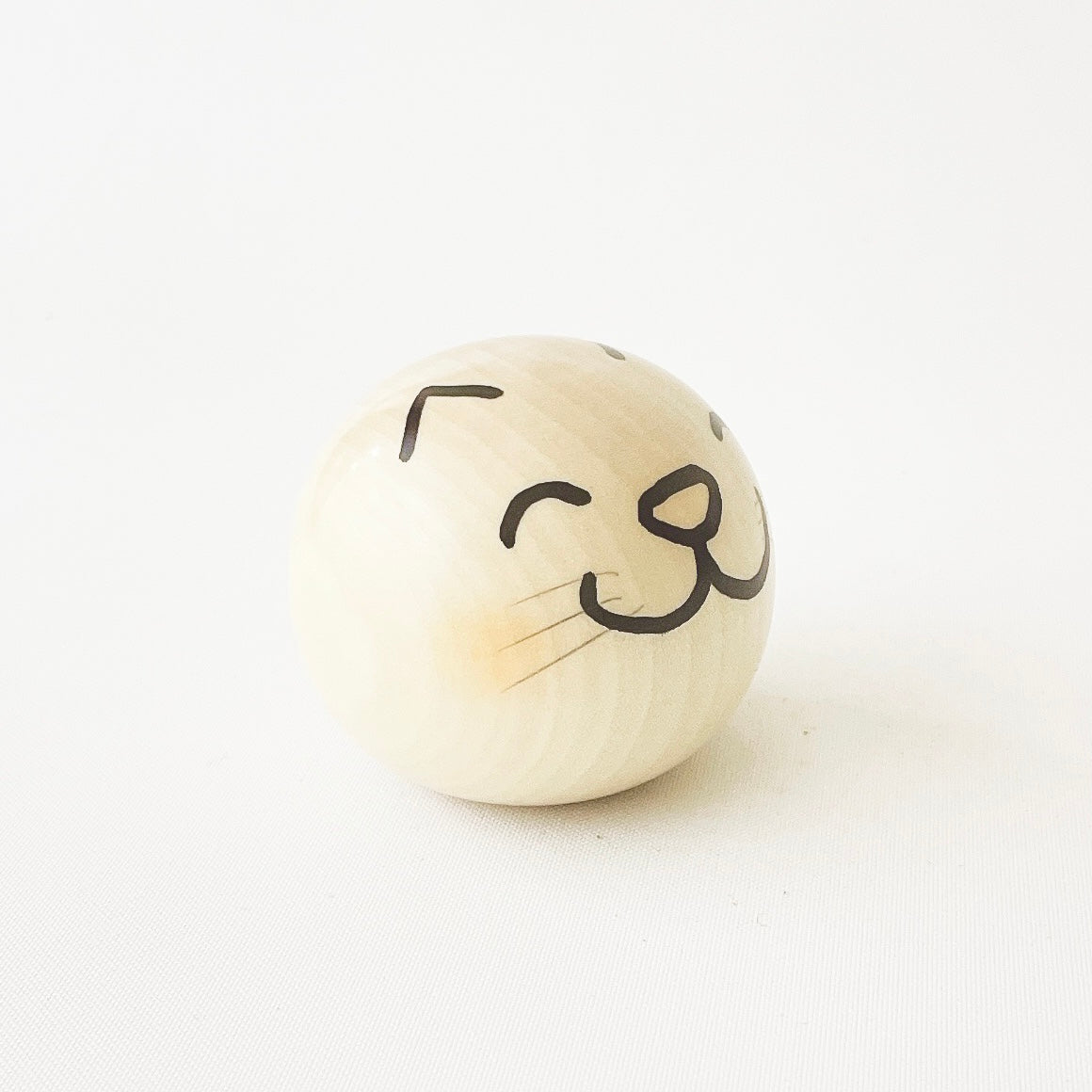 usaburo-kokeshi-yurakoro-chat-figurine-bascule-ronde-58-mm image 3