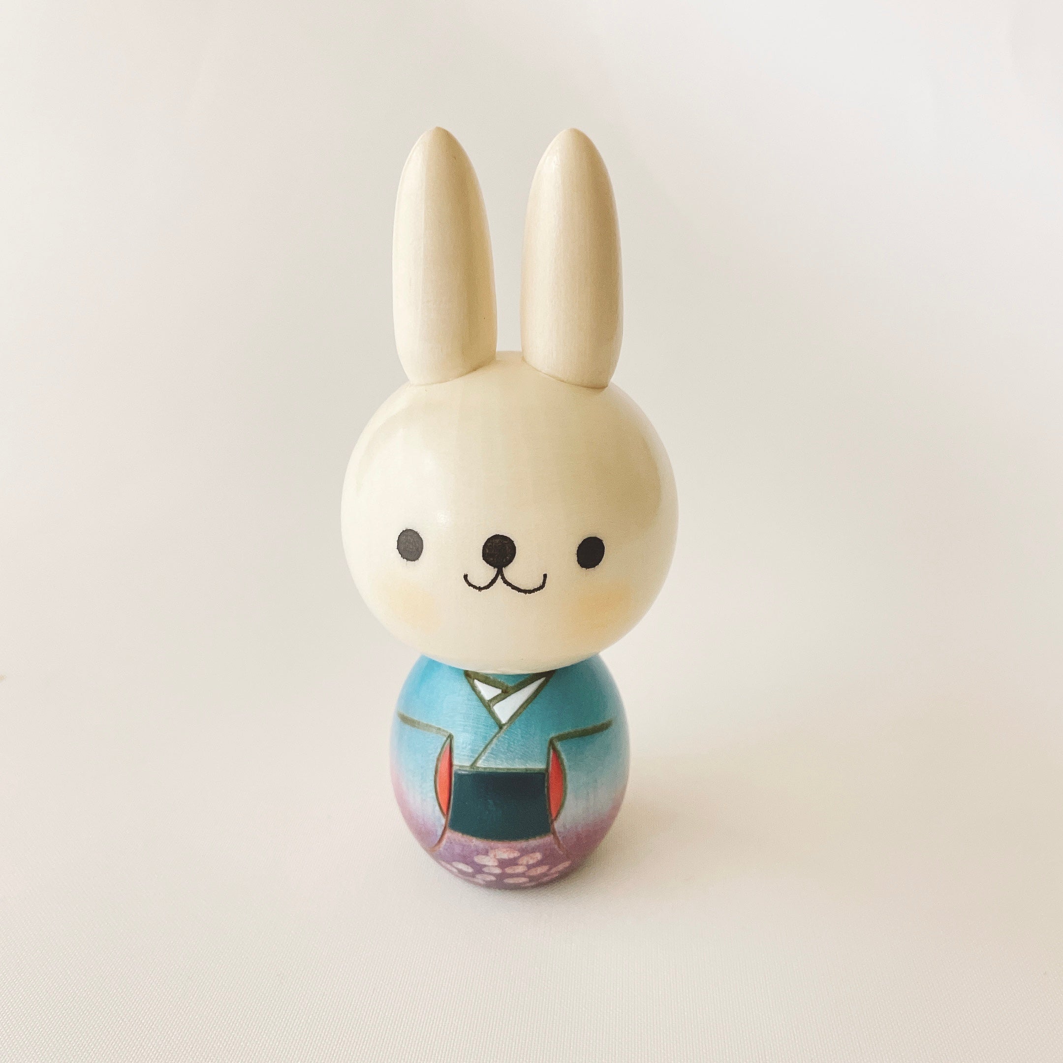 usaburo-kokeshi-usa-chan-lapin-bleu-figurine-artisanale image 1