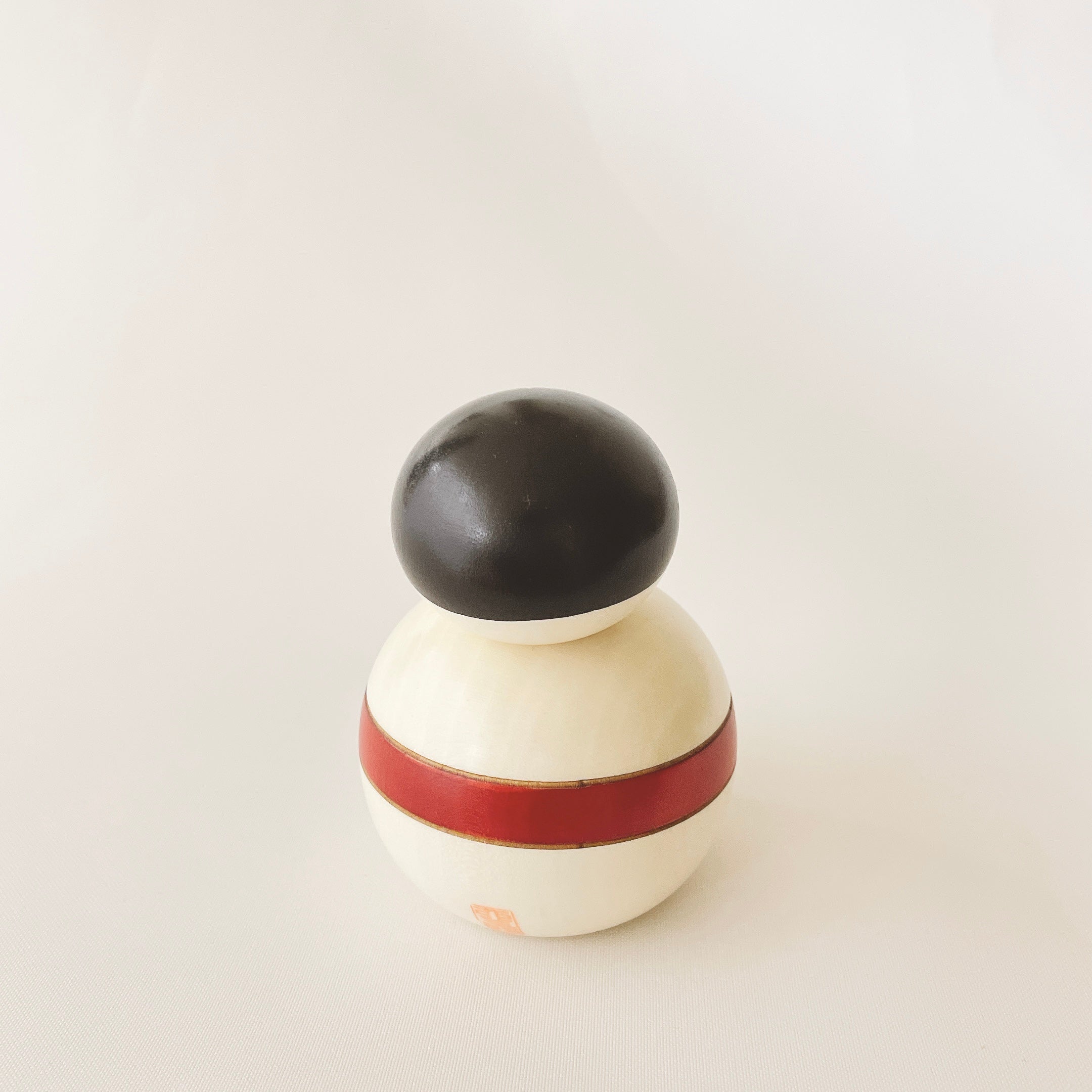 usaburo-kokeshi-osum-san-red-figurine-sumo-rouge-en-bois image 3
