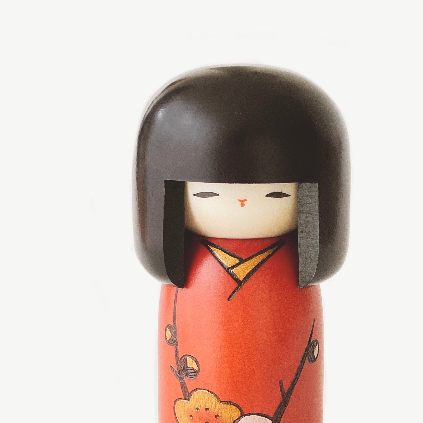 usaburo-kokeshi-hana-no-uta-s-figurine-po-me-floral-prunier image 2