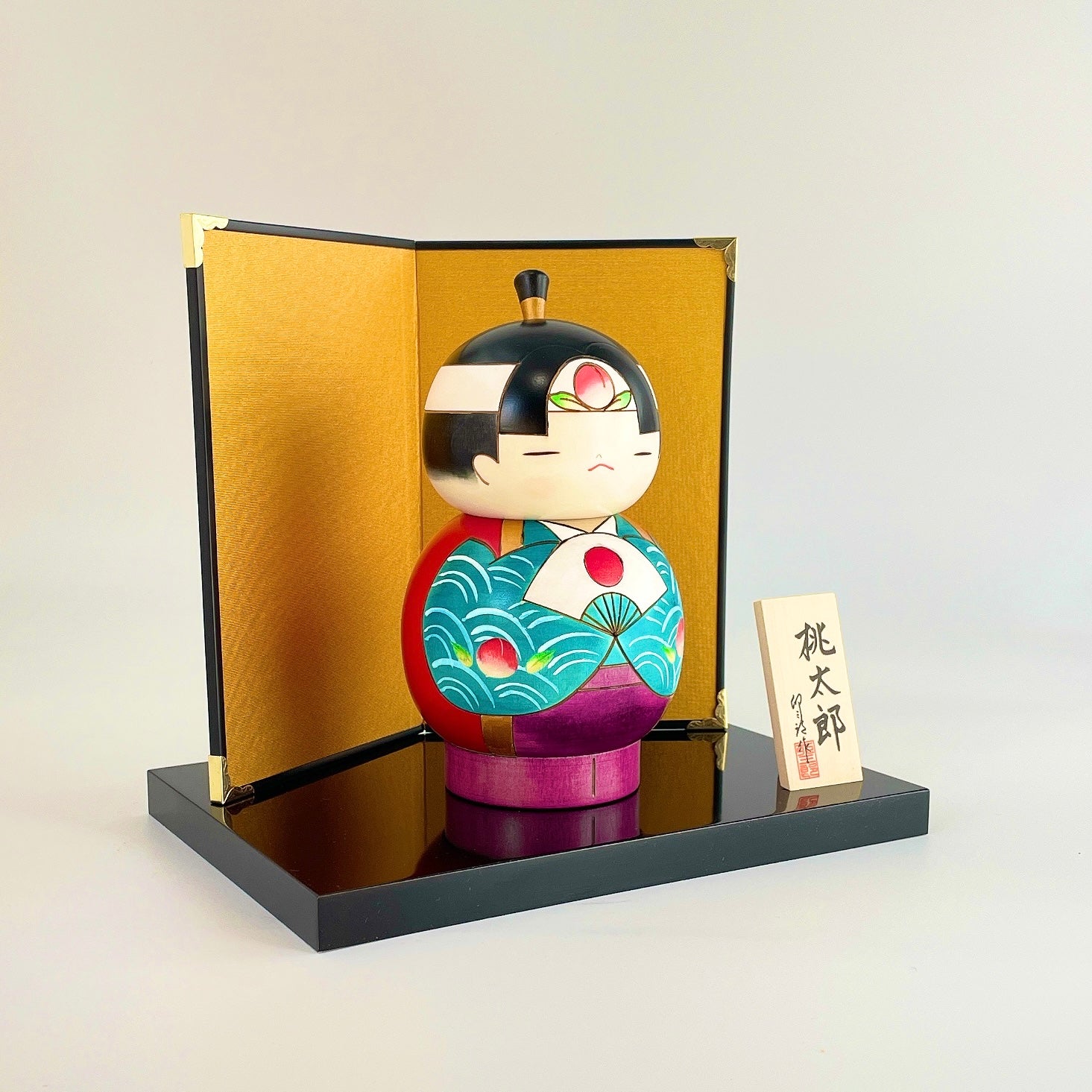 usaburo-kokeshi-momotar-l-set-figurine-bonfire-avec-pr-sentoir image 4
