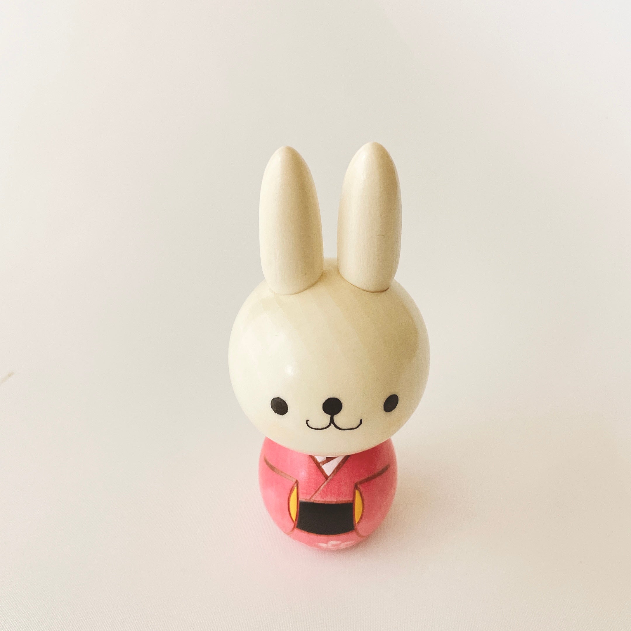 usaburo-kokeshi-usa-chan-lapin-rose-figurine-artisanale-13-cm image 5