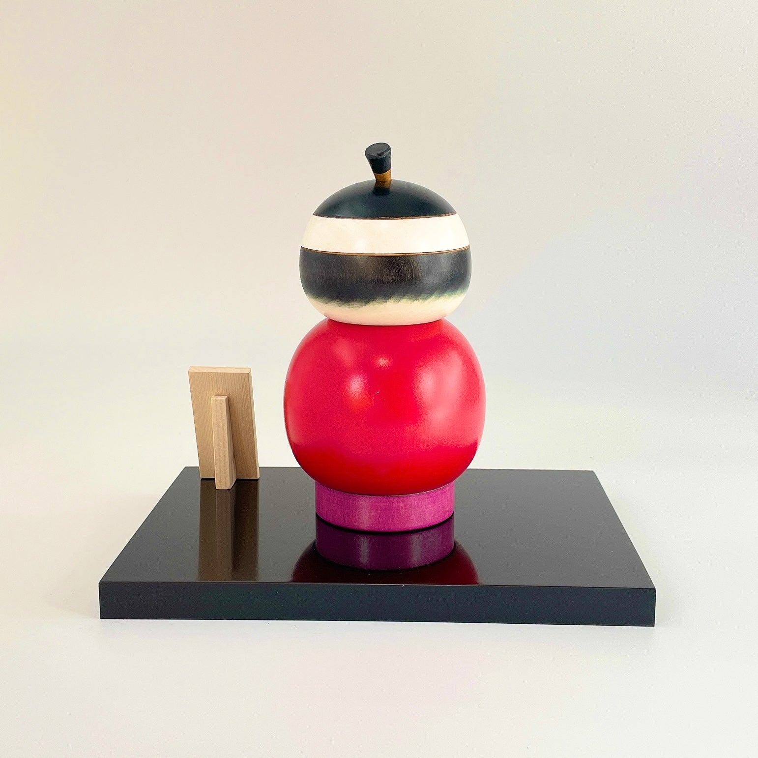 usaburo-kokeshi-momotar-l-set-figurine-bonfire-avec-pr-sentoir image 3