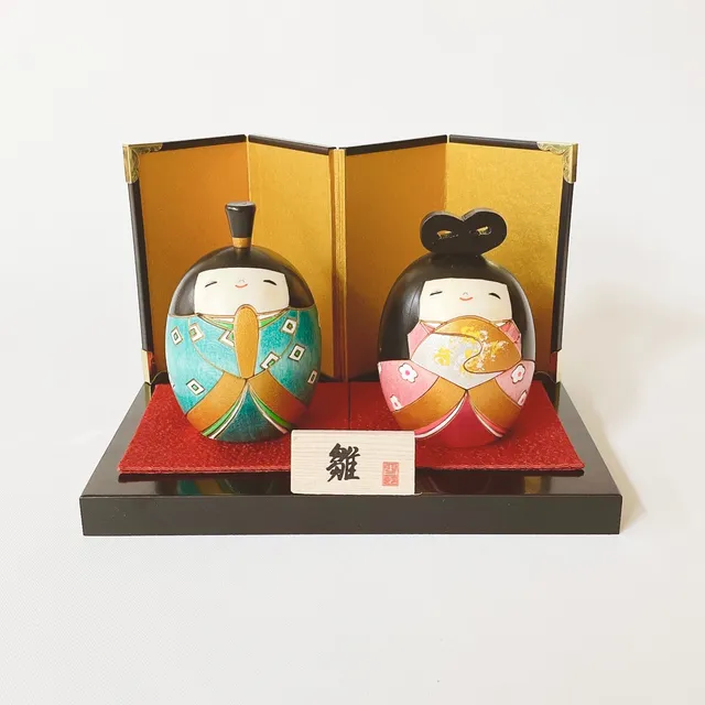 usaburo-kokeshi-haru-no-hana-hina-duo-kokeshi-hina-et-fleurs-de-printemps-avec-d image 1