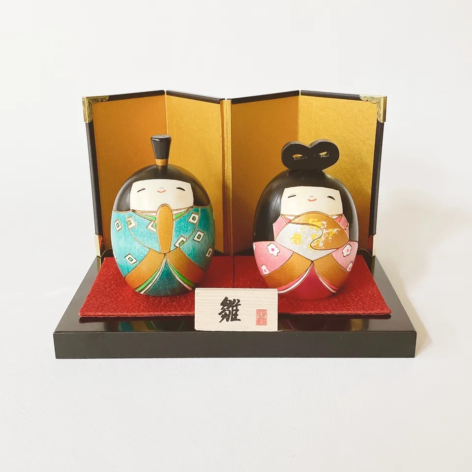 usaburo-kokeshi-haru-no-hana-hina-duo-kokeshi-hina-et-fleurs-de-printemps-avec-d image 1