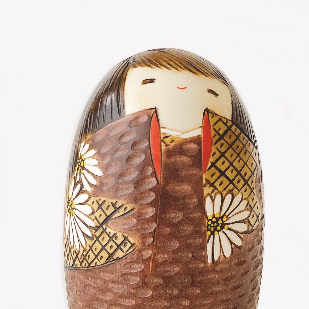 usaburo-kokeshi-hana-goromo-marron-poup-e-kokeshi-artisanale-17-cm-aux-chrysanth image 2
