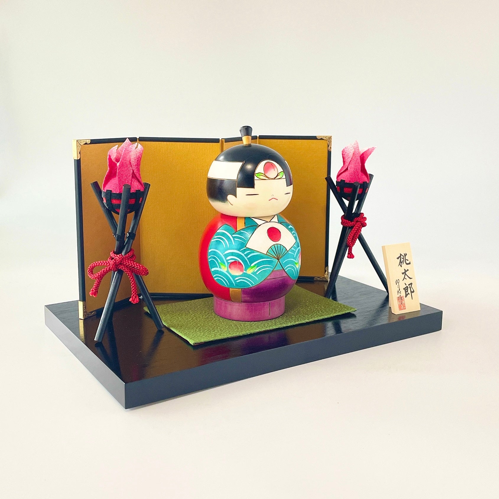 usaburo-kokeshi-momotaro-l-set-bonfire-figurine-artisanale-avec-d-cor-complet image 5