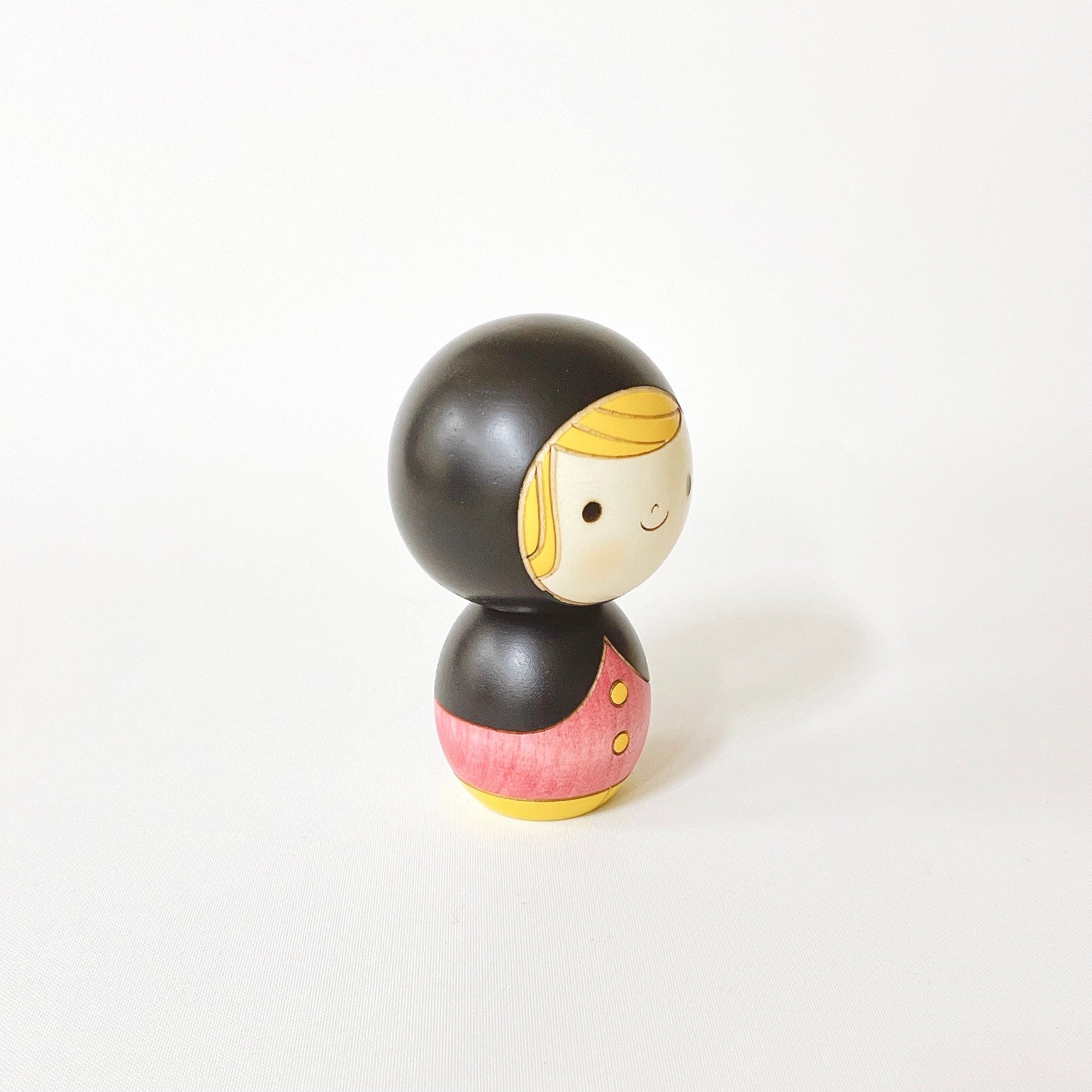 usaburo-kokeshi-zukin-chan-petit-chaperon-noir-figurine-9-5-cm-rose image 4