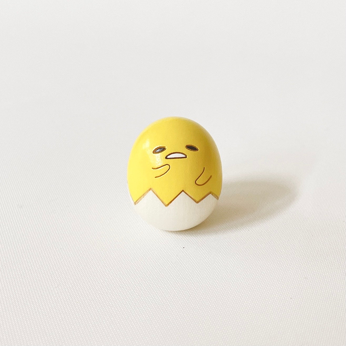 usaburo-kokeshi-gudetama-mame-yellow-miniature-artisanale-35-mm image 1
