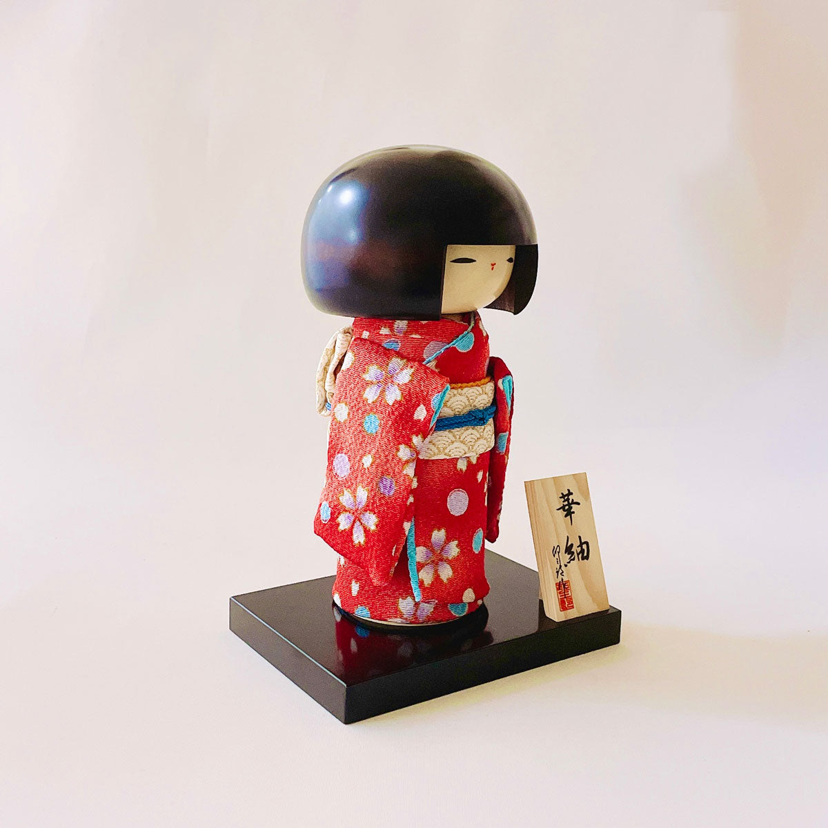 usaburo-kokeshi-hana-tsumugi-red-chirimen-figurine-19-cm image 3