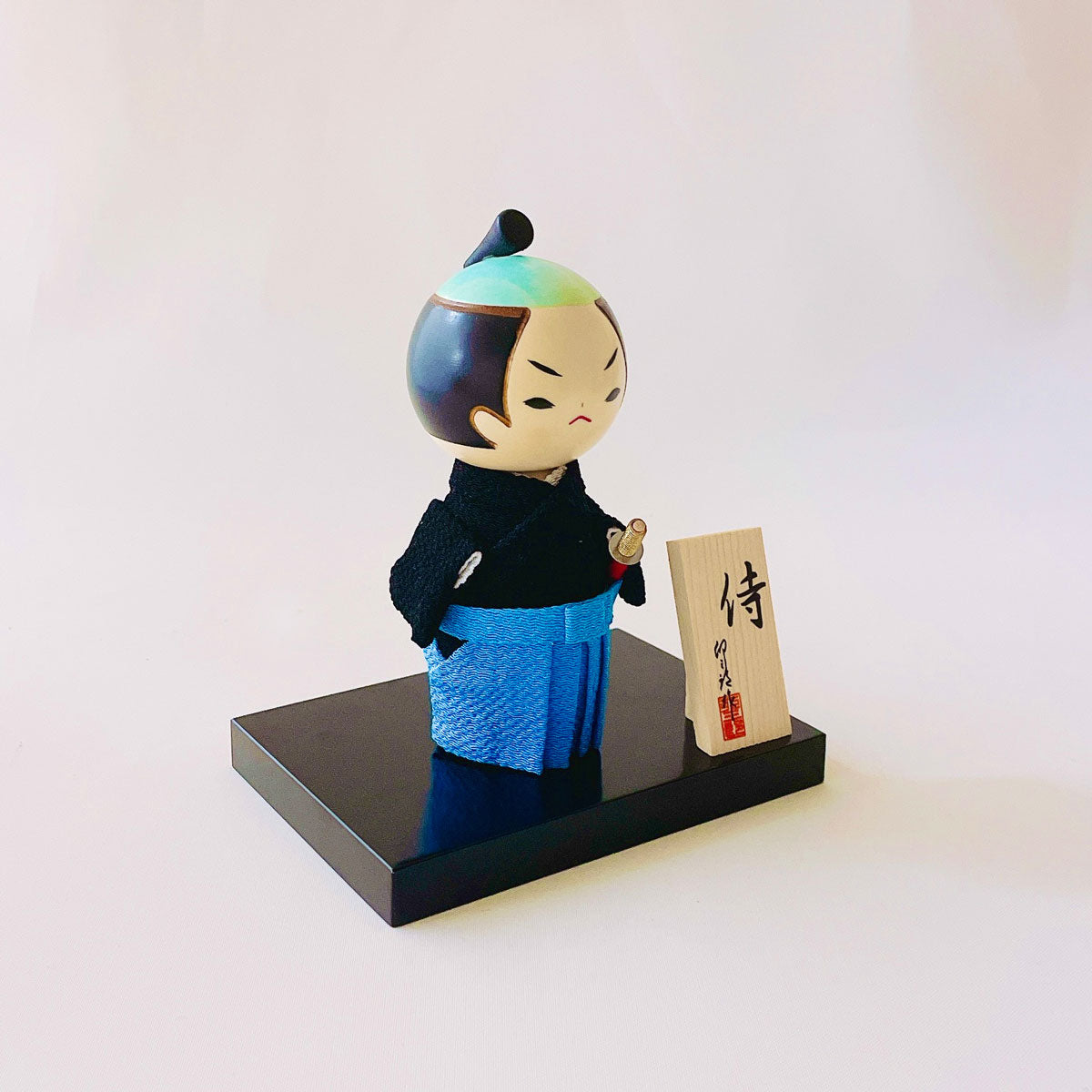 usaburo-kokeshi-samurai-black-chirimen-figurine-yura-koro-58-x-58-x-145-mm-socle image 3