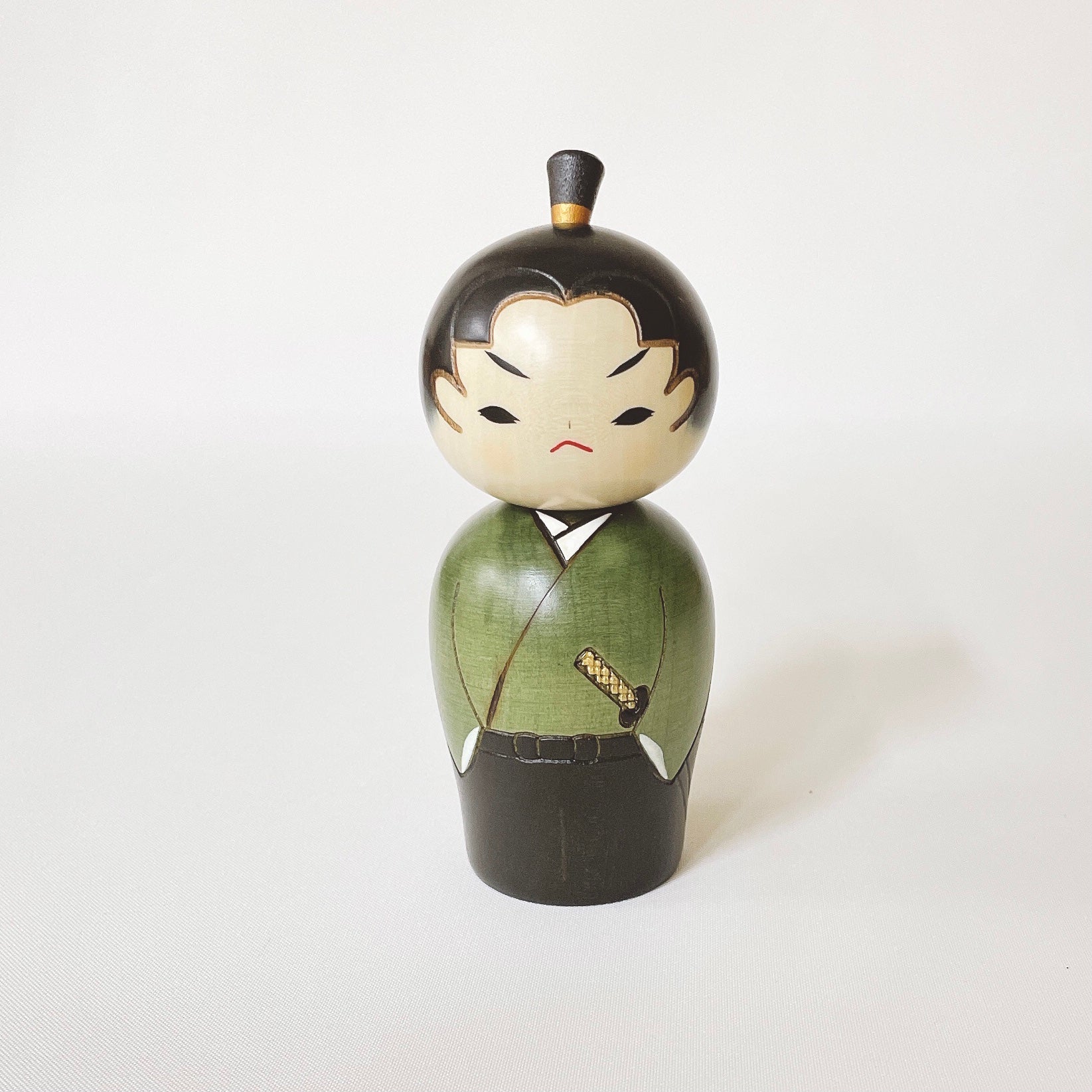 usaburo-kokeshi-waka-samurai-poup-e-jeune-samoura-14-5-cm image 1