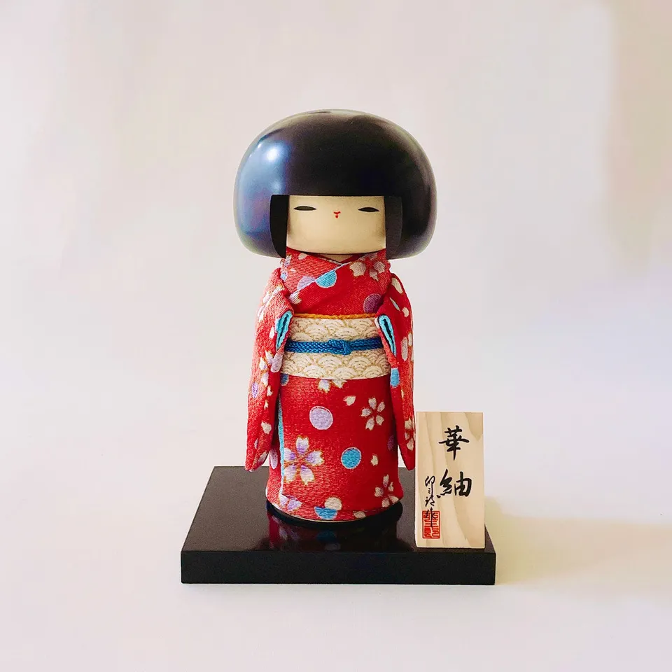 usaburo-kokeshi-hana-tsumugi-red-chirimen-figurine-19-cm image 1