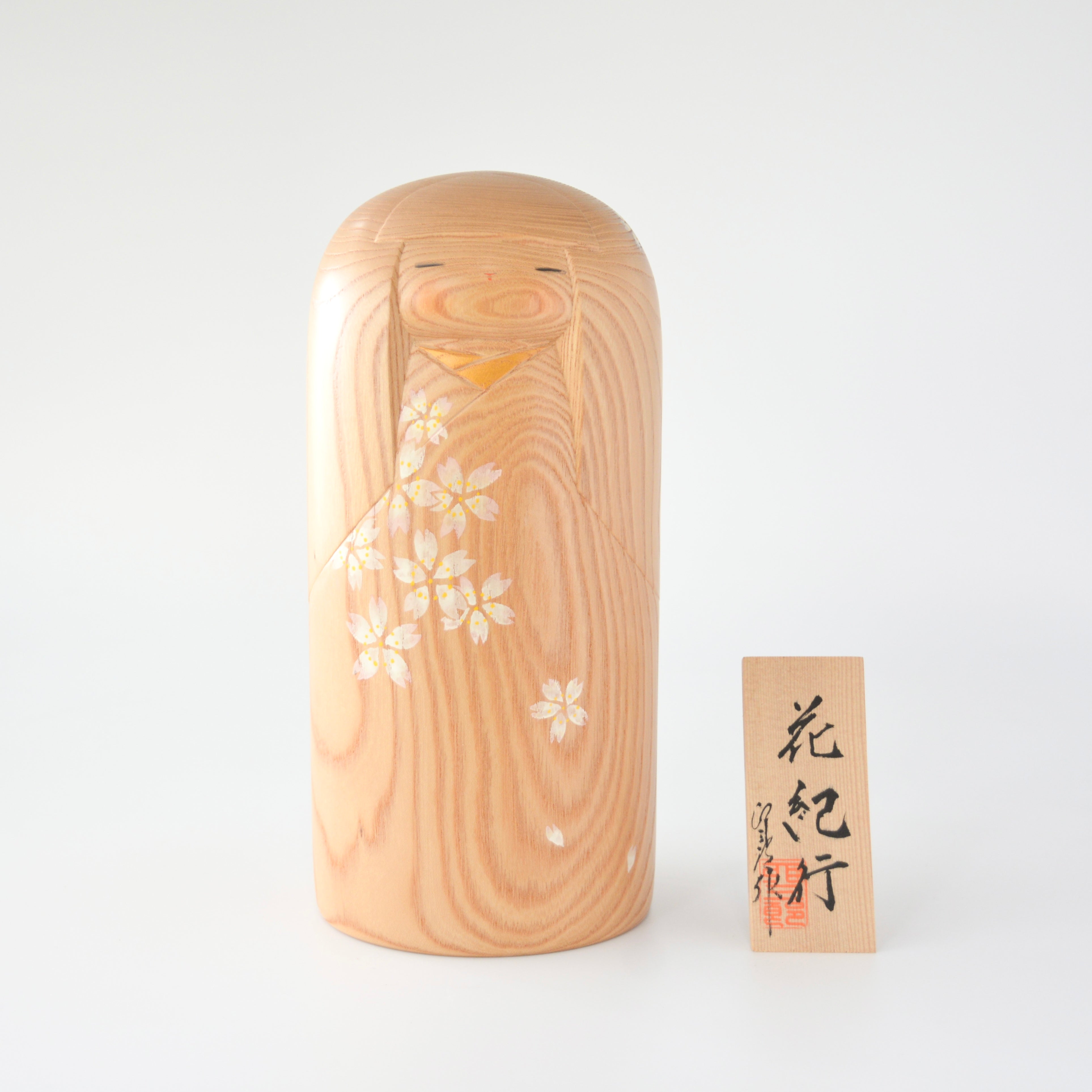 usaburo-kokeshi-hana-kiko-travelogue-of-flowers-par-yuji-okamoto-figurine-23-cm image 1