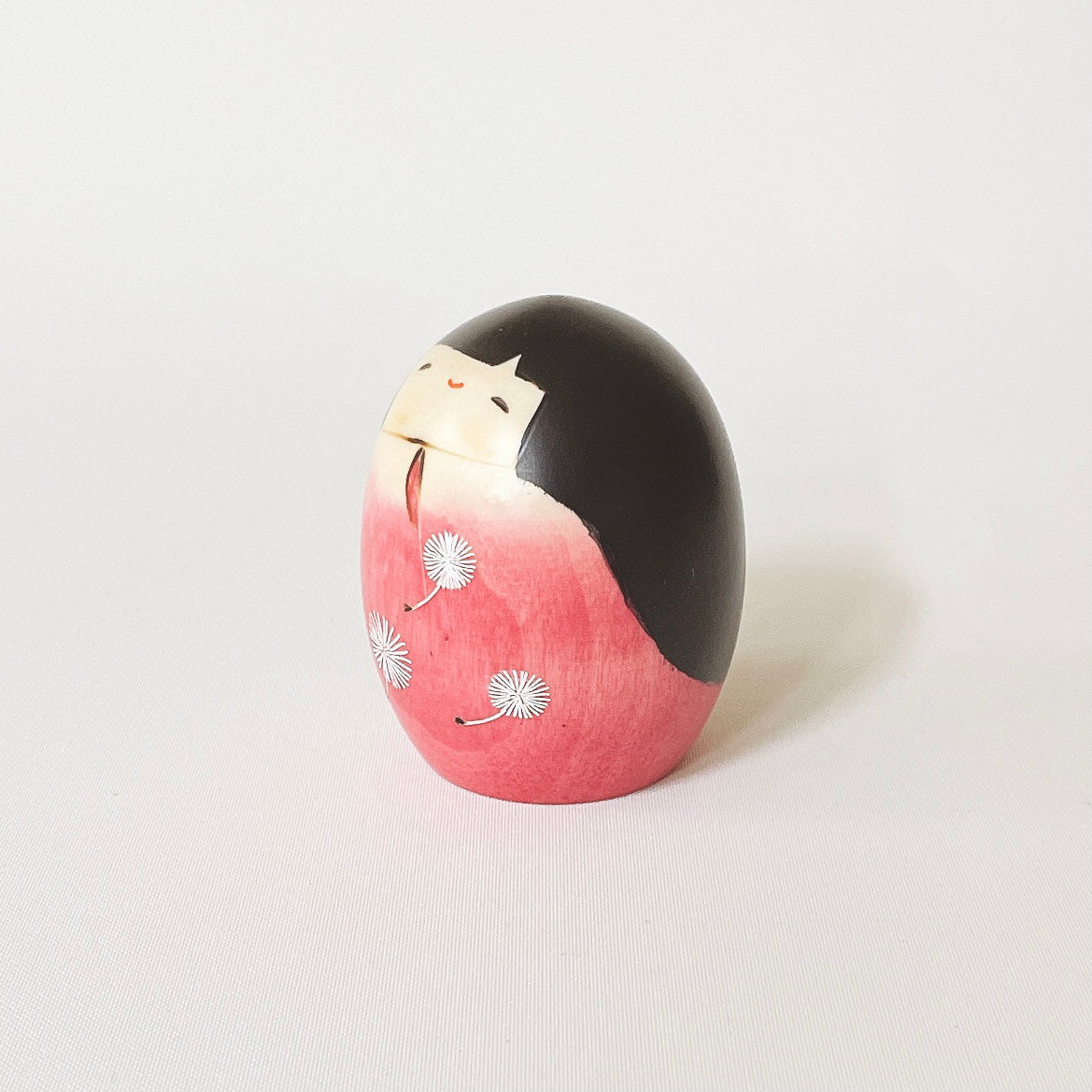 usaburo-kokeshi-tampopo-s-pink-figurine-artisanale-70-mm image 2