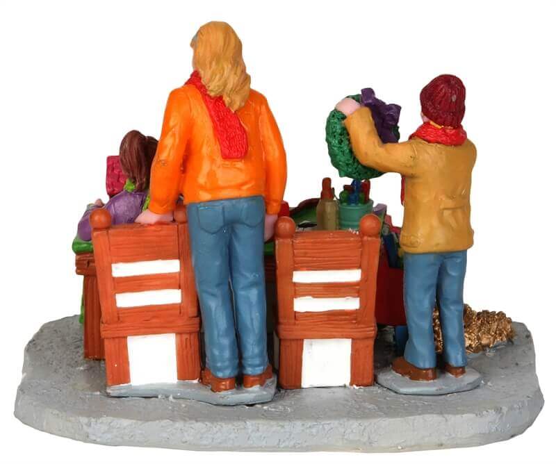 lemax-gift-wrapping-together-figurine-sc-ne-cadeaux-no-l image 3