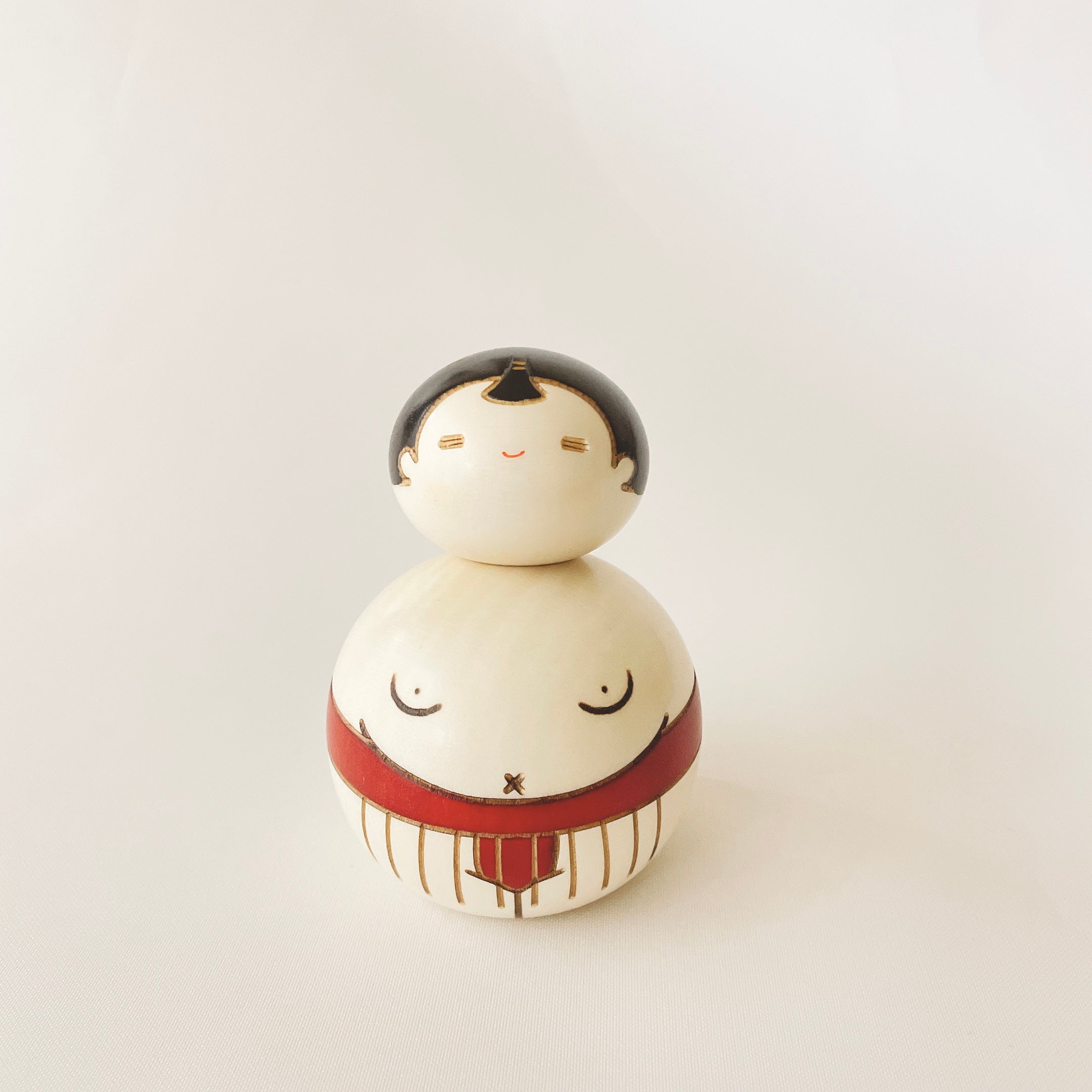 usaburo-kokeshi-osum-san-red-figurine-sumo-rouge-en-bois image 1