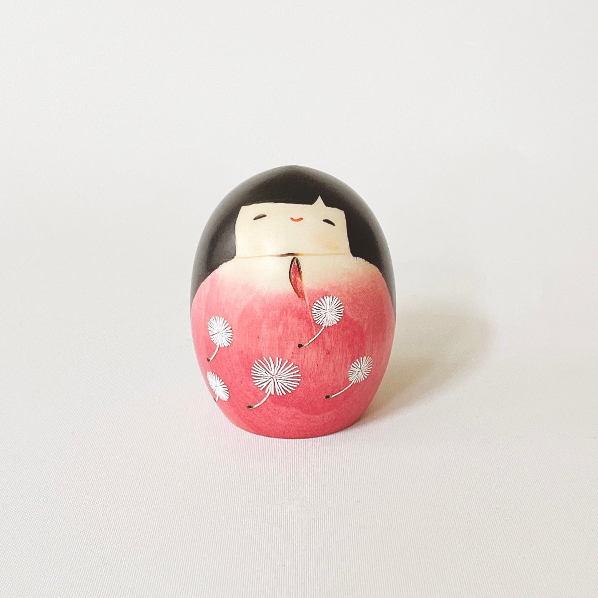 usaburo-kokeshi-tampopo-s-pink-figurine-artisanale-70-mm image 1