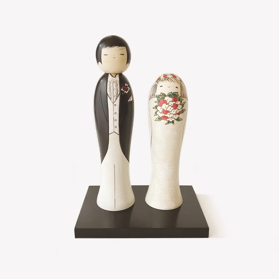 usaburo-kokeshi-wedding-set-2-poup-es-socle-coffret-mariage image 1