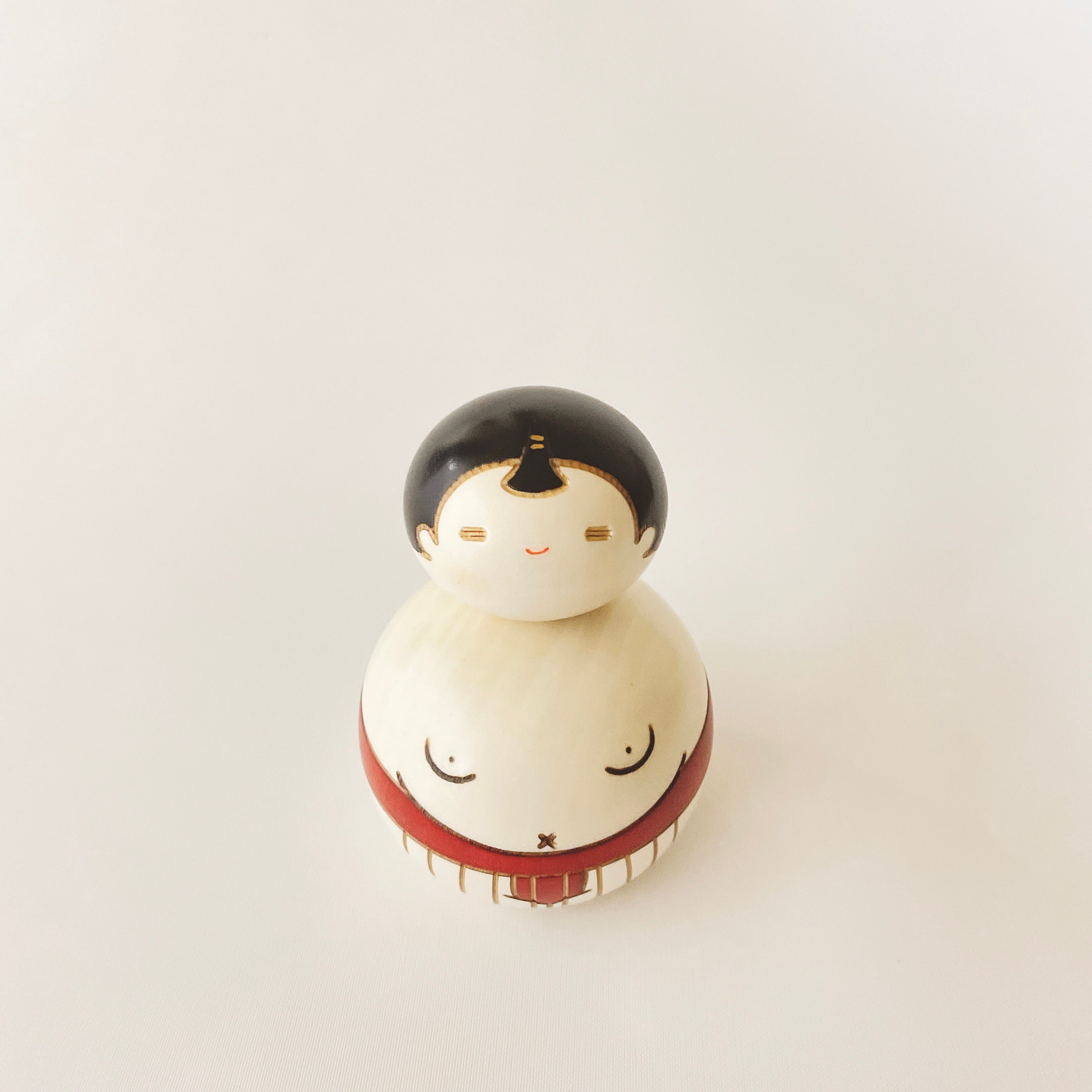 usaburo-kokeshi-osum-san-red-figurine-sumo-rouge-en-bois image 5