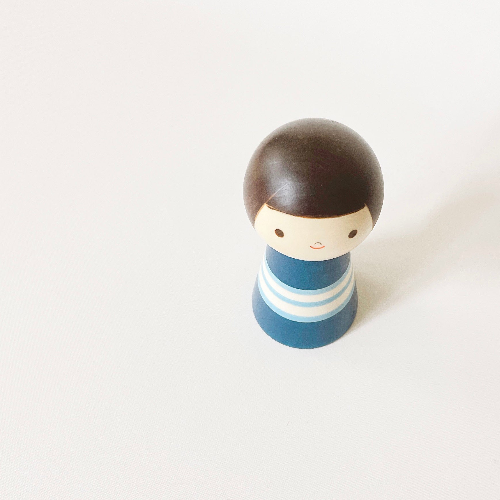usaburo-kokeshi-n-n-grand-fr-re-figurine-kokeshi-artisanale-11-5-cm-bleue image 5