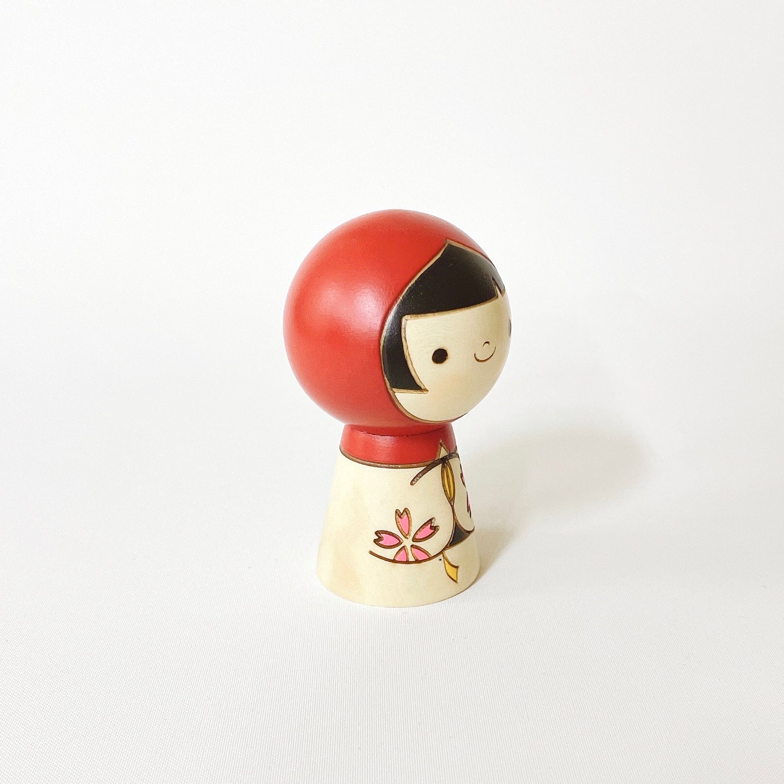 usaburo-kokeshi-zukin-komachi-mini-kokeshi-chaperon-rouge-8-5-cm image 4