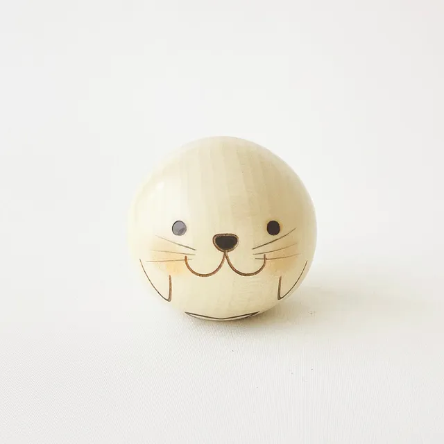usaburo-kokeshi-yurakoro-phoque-figurine-bois-bascule-58-mm image 1