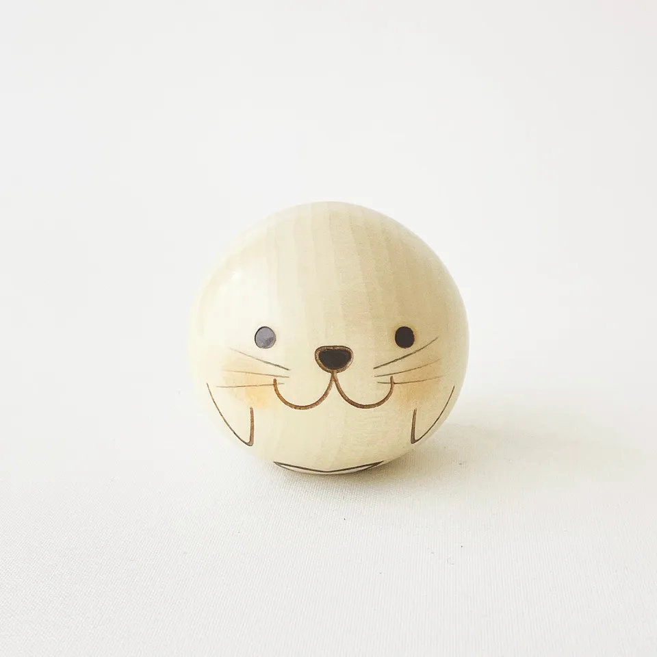 usaburo-kokeshi-yurakoro-phoque-figurine-bois-bascule-58-mm image 1