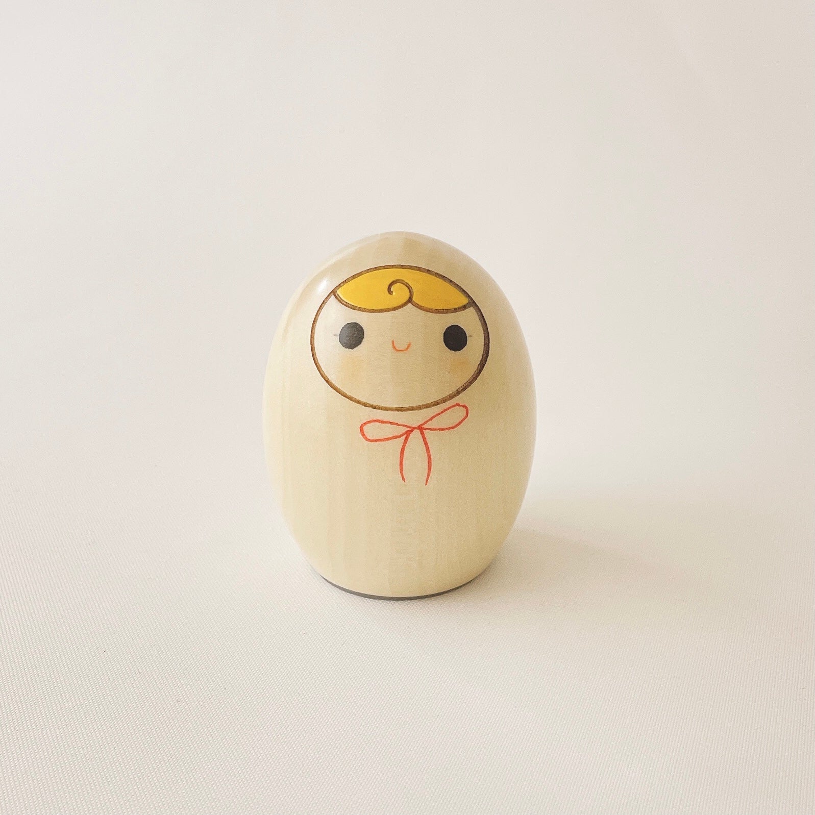 usaburo-kokeshi-heso-no-oire-ruban-rouge-bo-te-cordon-7-cm image 1