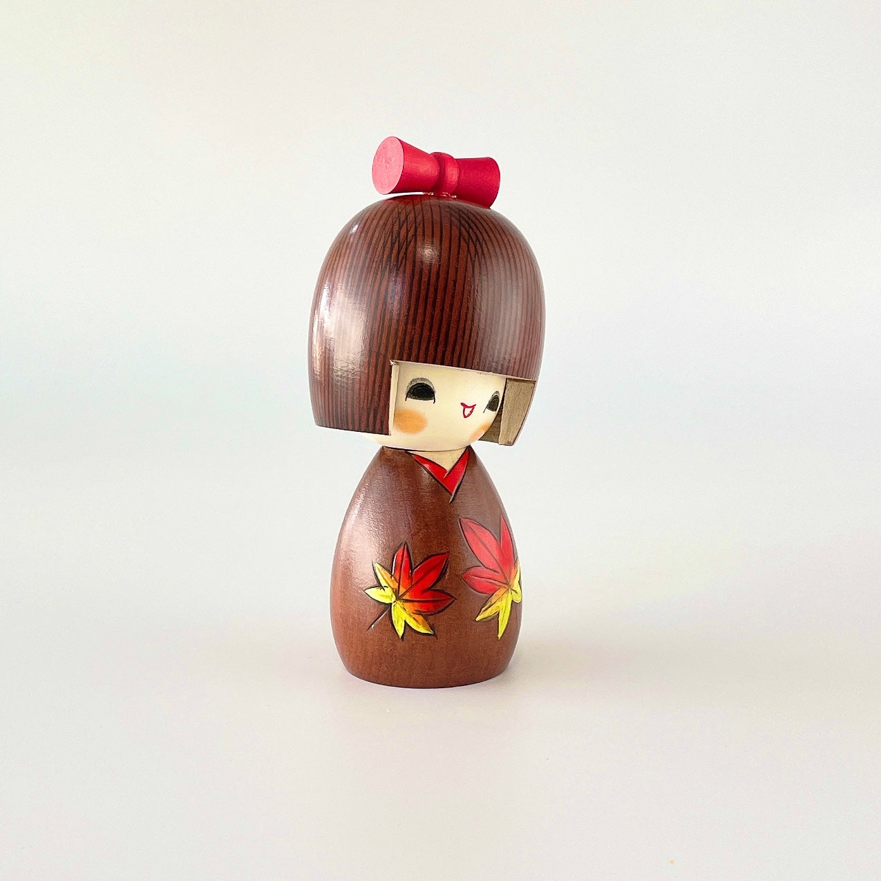usaburo-kokeshi-kaede-chan-figurine-yura-koro-artisanale-14-cm image 4