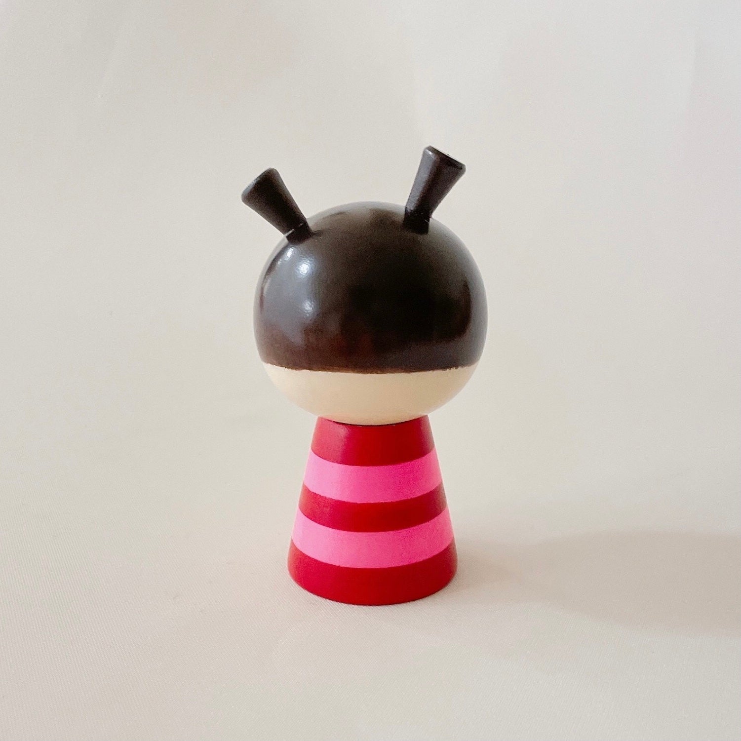 usaburo-kokeshi-watashi-girl-95-mm-rose-paume image 3