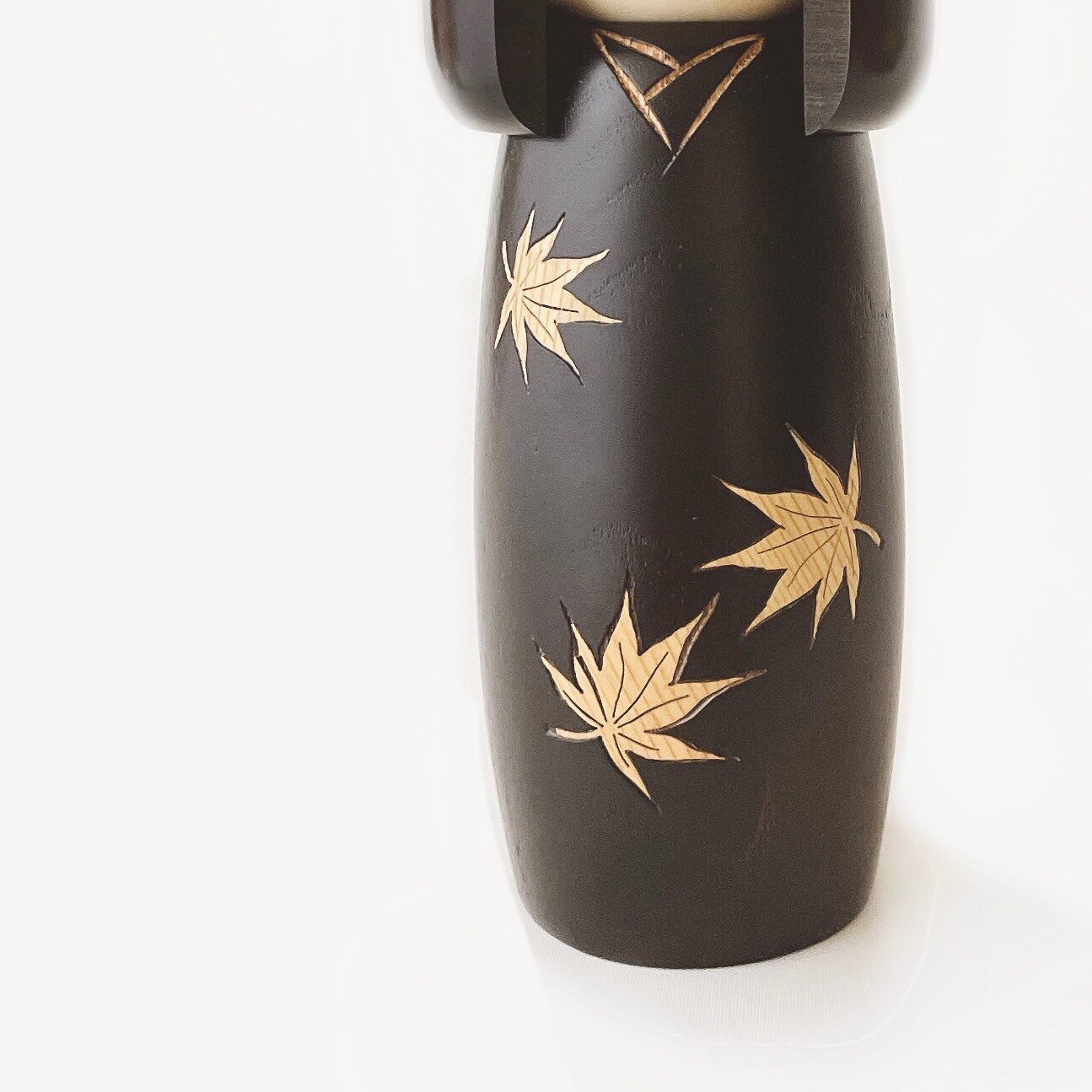 usaburo-kokeshi-zokan-momiji-kokeshi-marqueterie-rable-hana image 3