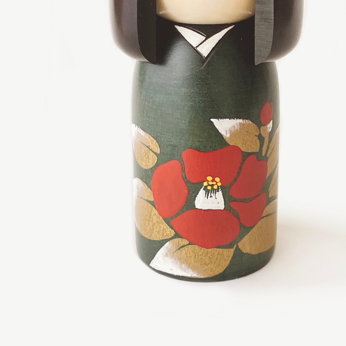 usaburo-kokeshi-tsubaki-no-sato-village-des-cam-lias-figurine-15-cm image 3