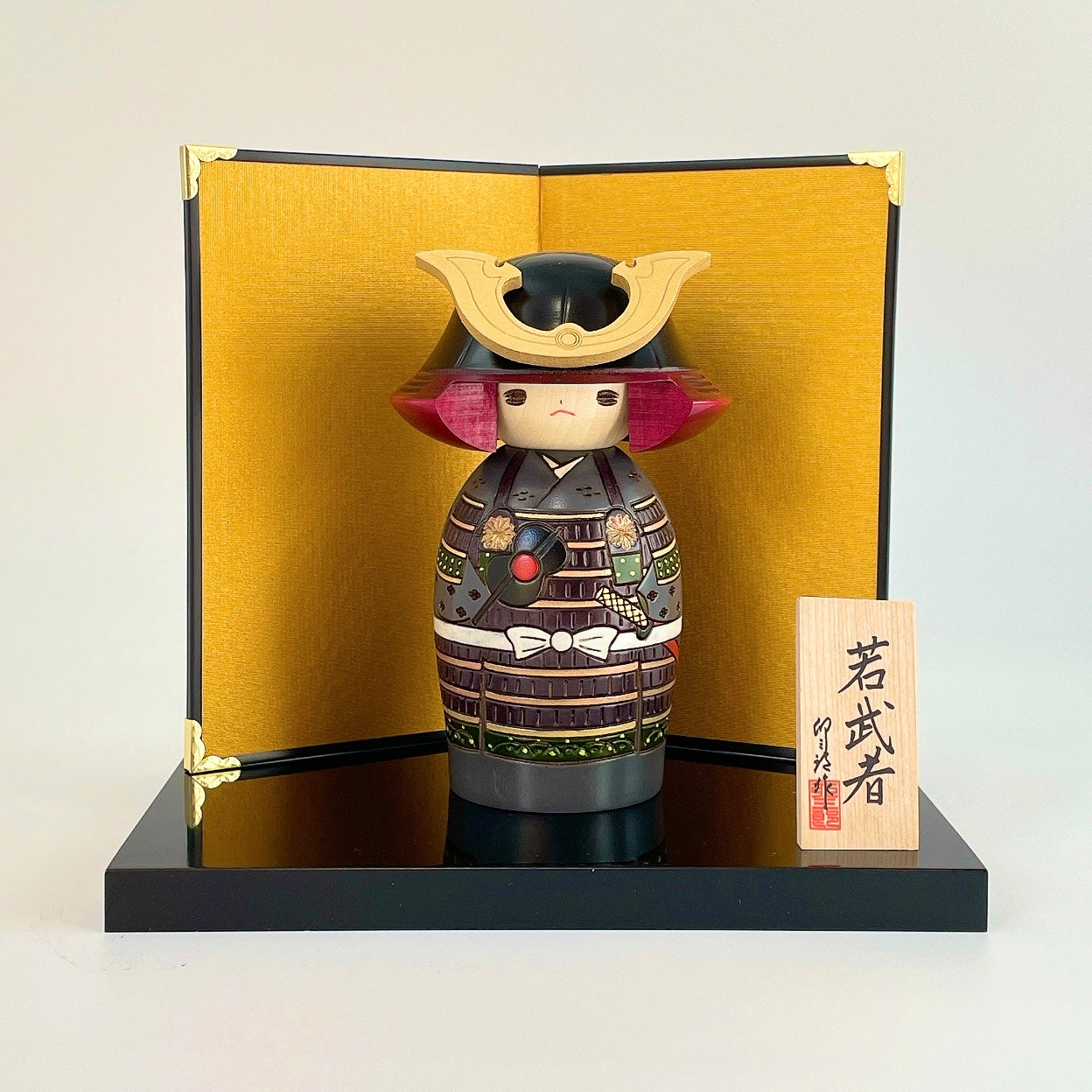 usaburo-kokeshi-waka-musha-jeune-samoura-feu-de-camp-set-artisanal-15-cm image 1