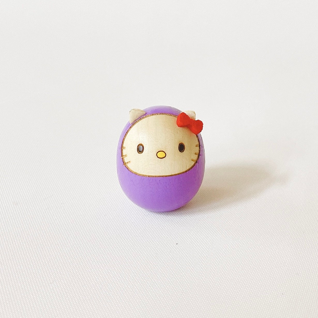 usaburo-kokeshi-hello-kitty-mame-daruma-violet-figurine-3-5-cm image 1