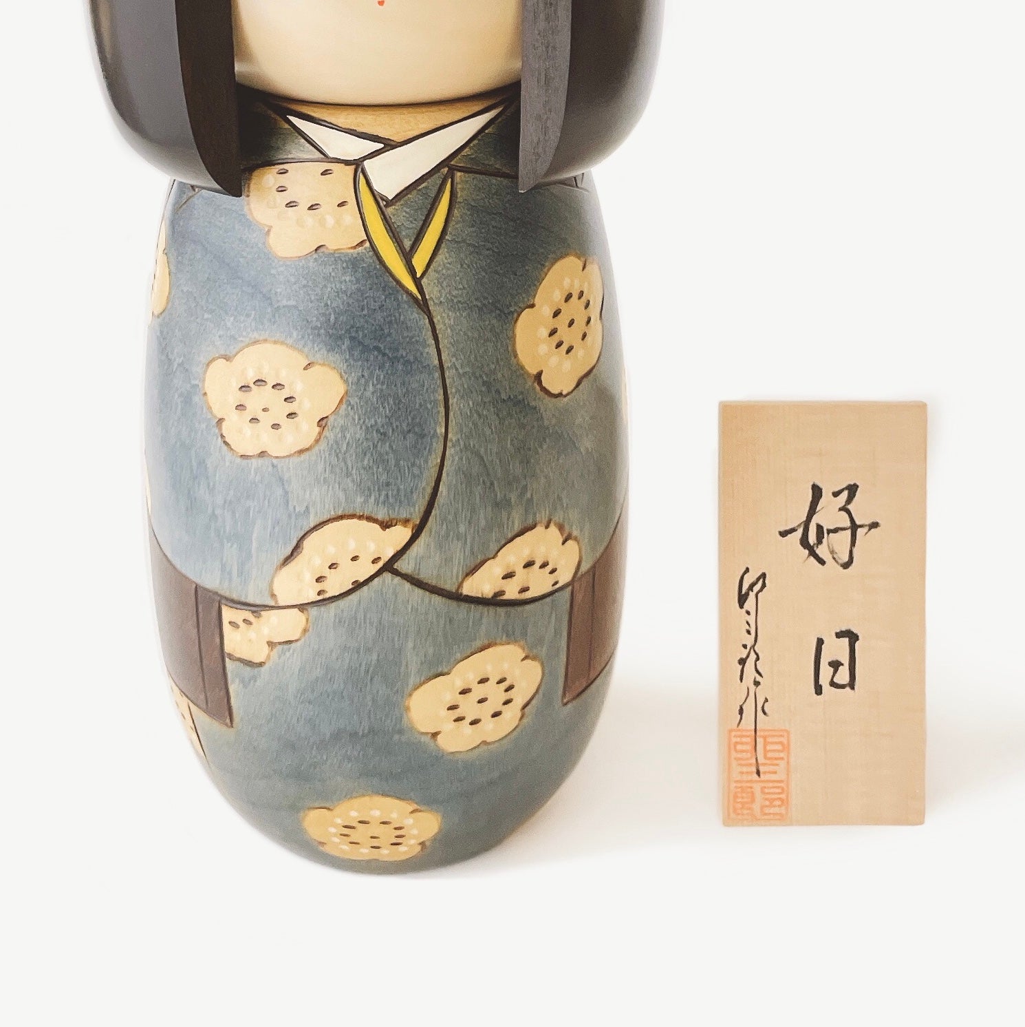 usaburo-kokeshi-k-jitsu-good-day-blue-ll-poup-e-kokeshi-artisanale-32-cm image 3