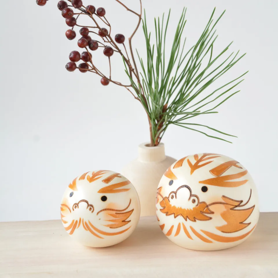 usaburo-kokeshi-yurakoro-dragon-figurine-culbuto-en-bois-taille-s-l image 1
