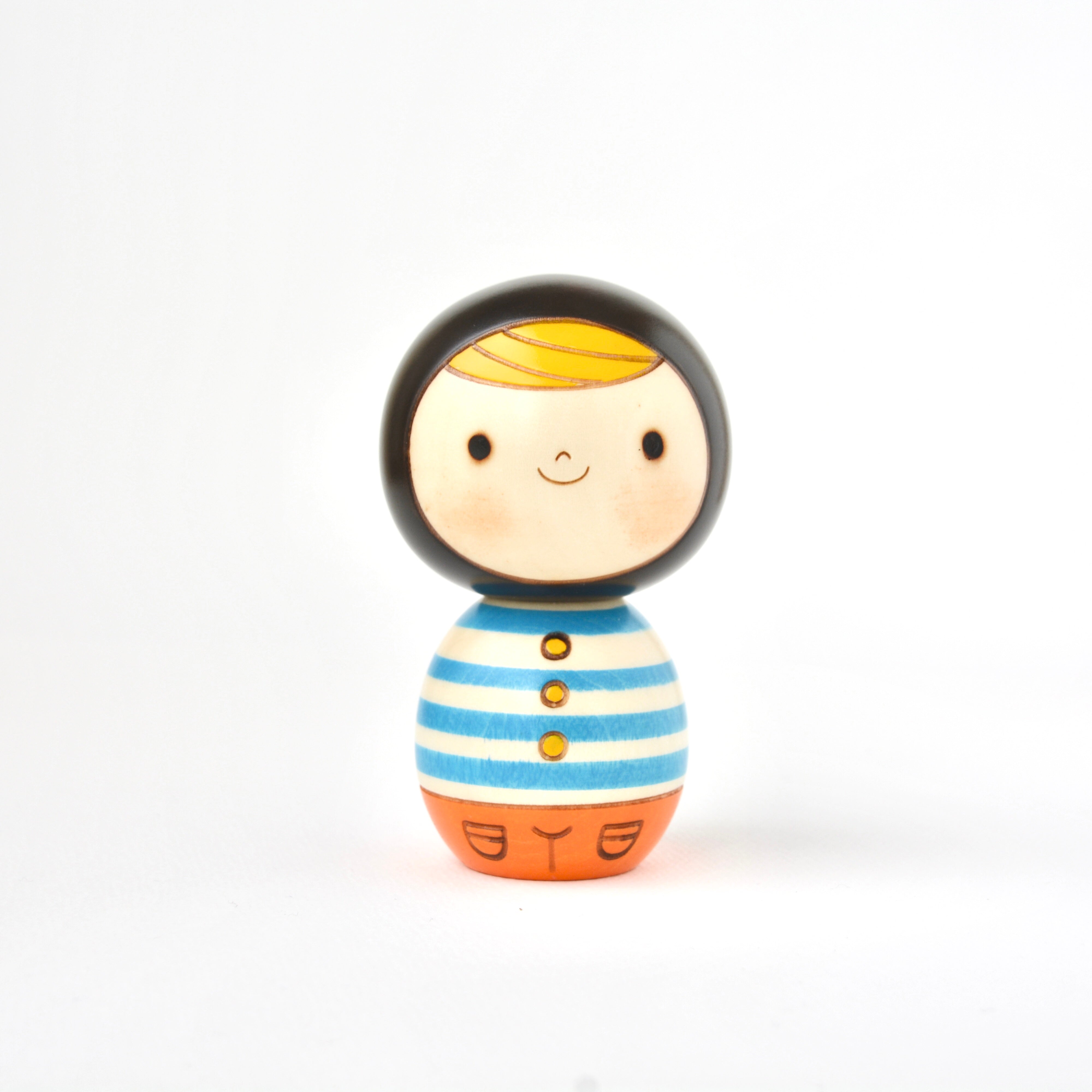 usaburo-kokeshi-zukin-kun-gar-on-figurine-petit-chaperon image 1